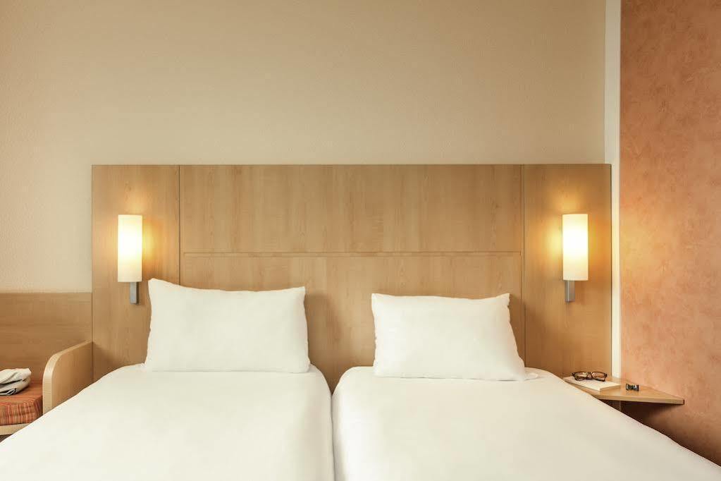 Ibis Calais Car Ferry Hotell Eksteriør bilde